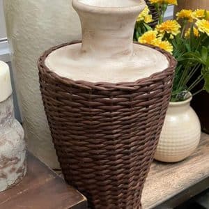 Jarrón chico blanco con mimbre