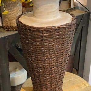 Jarrón grande blanco con mimbre