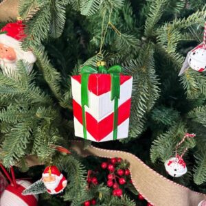 Colgante paquete de regalo rojo y blanco