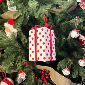 Caja de regalos blanca con lunares rojos